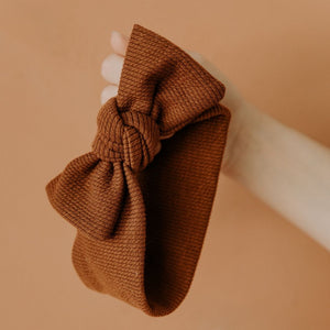 Knotted bow in coffee