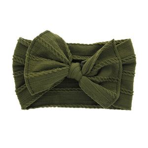 Cable knit bow in green